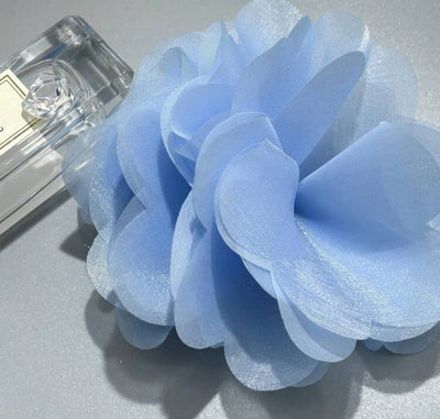 Flor Cabelo Roupa Azul Clara